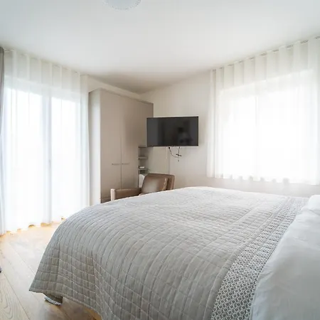 Swiss Blue Residence. Paradise アパート *
